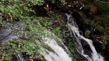 <strong>舒缓</strong>，平静的瀑布九月在苏格兰.. 生命之水。